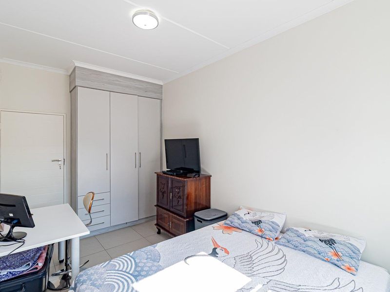 Elegant First-Floor Apartment with Lift Access - Photo 5