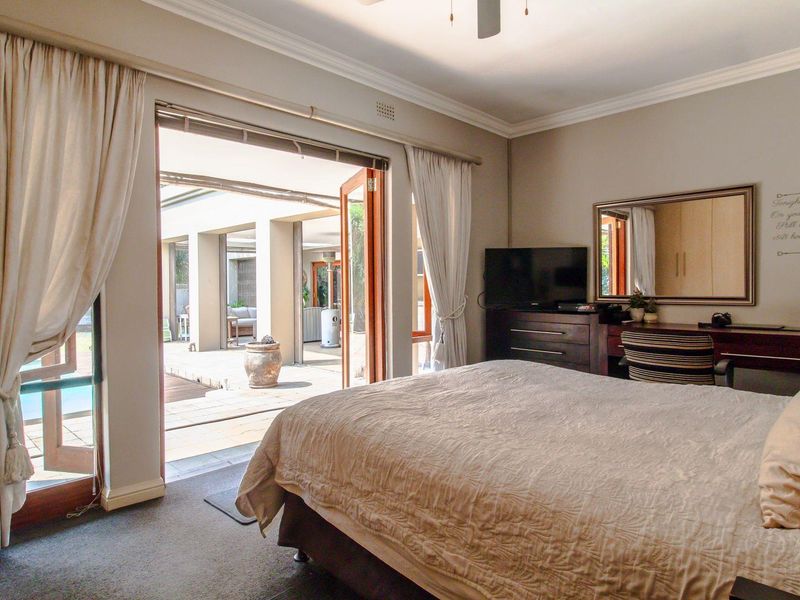 Stunning 5-Bedroom Home in Glenvista - Photo 9