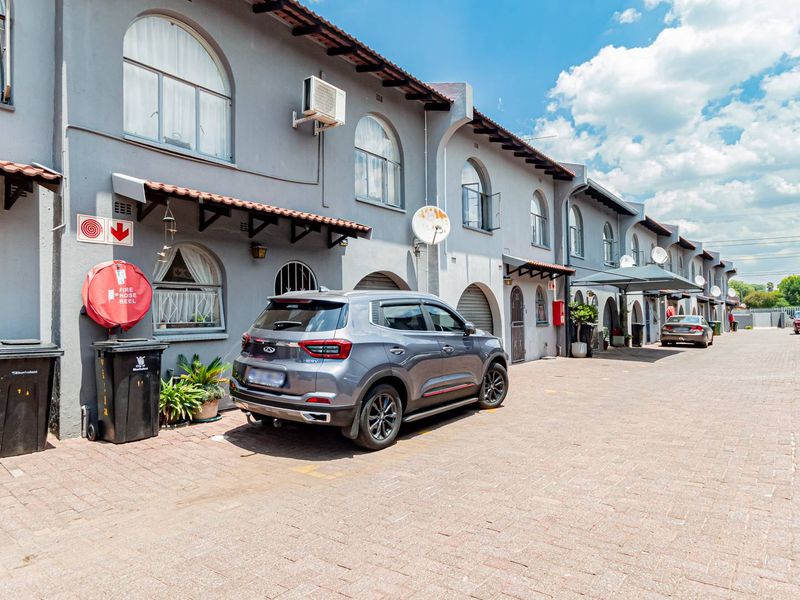 Pet Friendly Charrming Duplex Townhouse for Sale - Photo 3