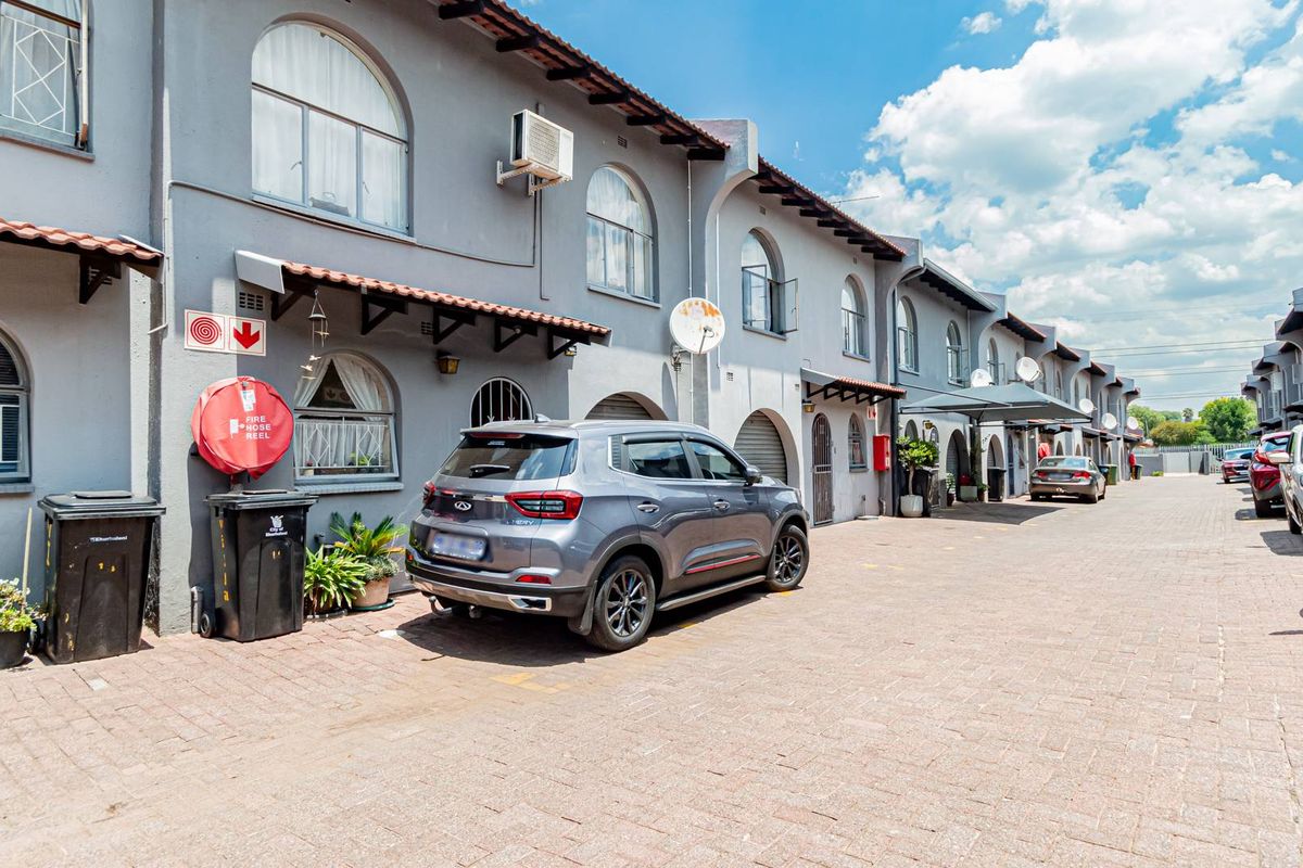 Pet Friendly Charrming Duplex Townhouse for Sale - Photo 3