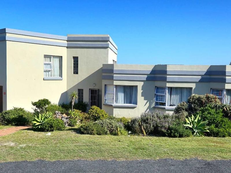 Spacious Coastal Retreat with Sea Views, Enclosed Garden, Pool &amp; Ideal Family - Friendly Living Spaces - Photo 4
