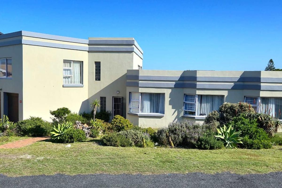 Spacious Coastal Retreat with Sea Views, Enclosed Garden, Pool &amp; Ideal Family - Friendly Living Spaces - Photo 4