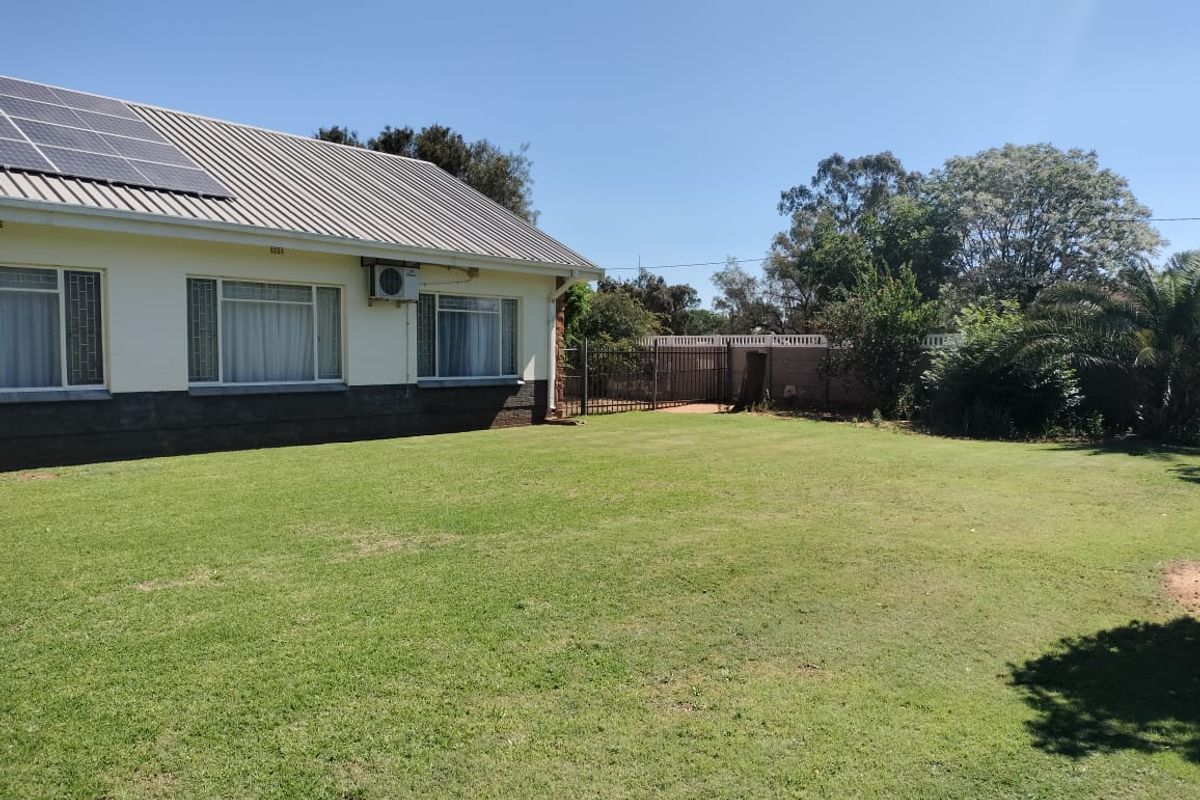 Excellent house.Large rooms. Flatlet. Solar panels. Nice garden.Borehole. - Photo 3