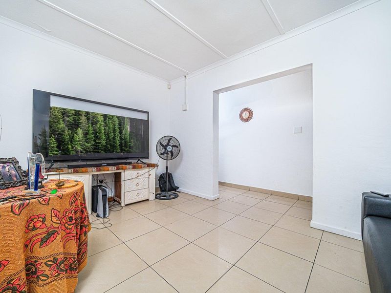 Beatiful home in Upmarket pocket of Gatesville - Photo 9