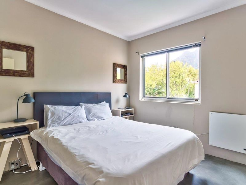 Renovated top floor apartment with stunning Table Mountain views - Airbnb Friendly! - Photo 10