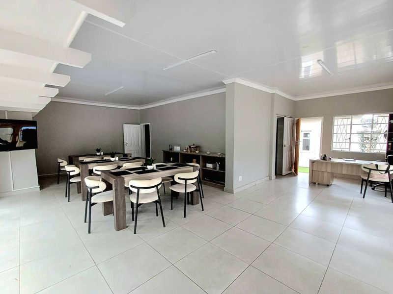 Elegant Multi-Room Residence with Exceptional Entertaining Potential - Photo 8