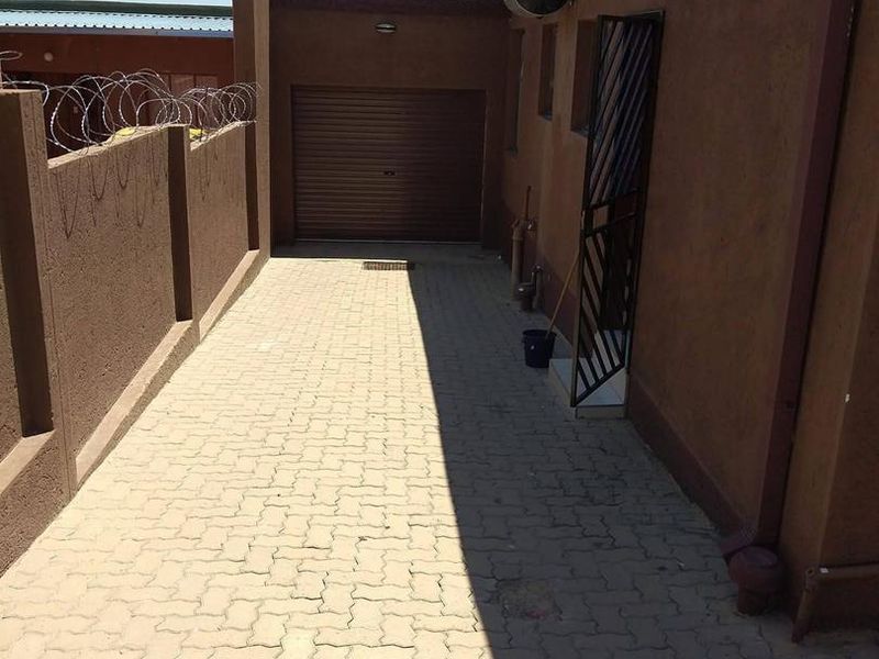 A warm and welcoming home offering practical living spaces and excellent value for money! - Photo 4