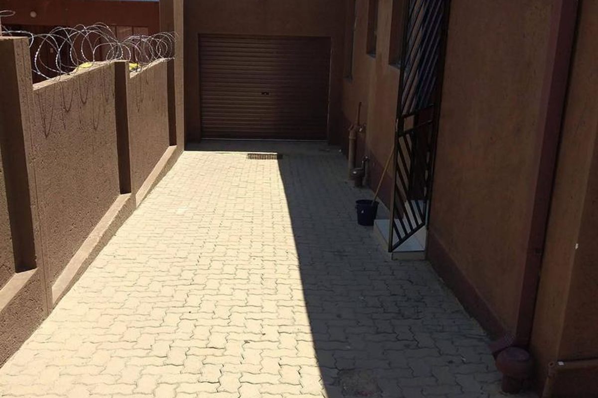 A warm and welcoming home offering practical living spaces and excellent value for money! - Photo 4