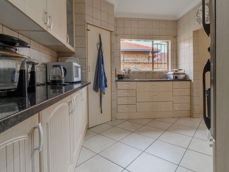 Four bedroom duet with study and potential fifth bedroom - Moreleta Park - Photo 10