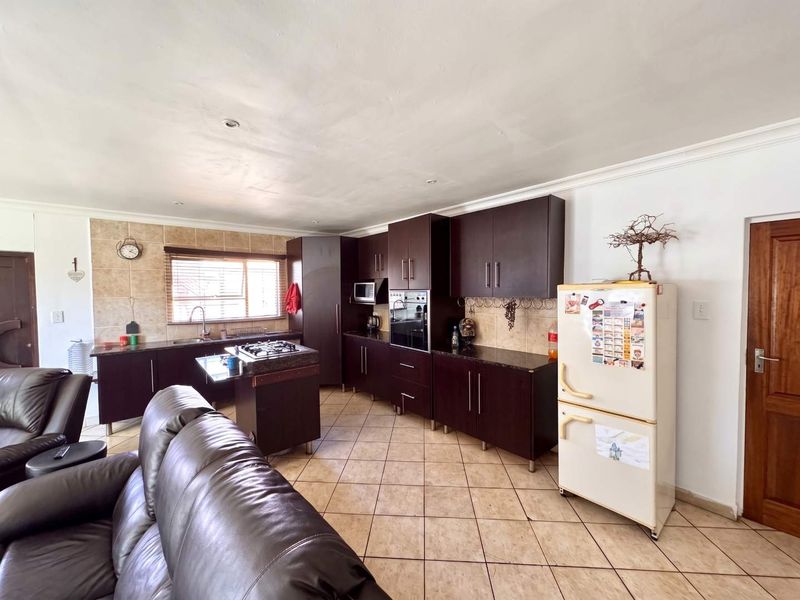 Renovator's Dream. Loads of potential to turn this home into something really special - Photo 5