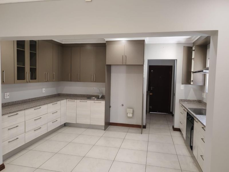 Stunning 5 Bedroom Residence in Exclusive Complex - Photo 3