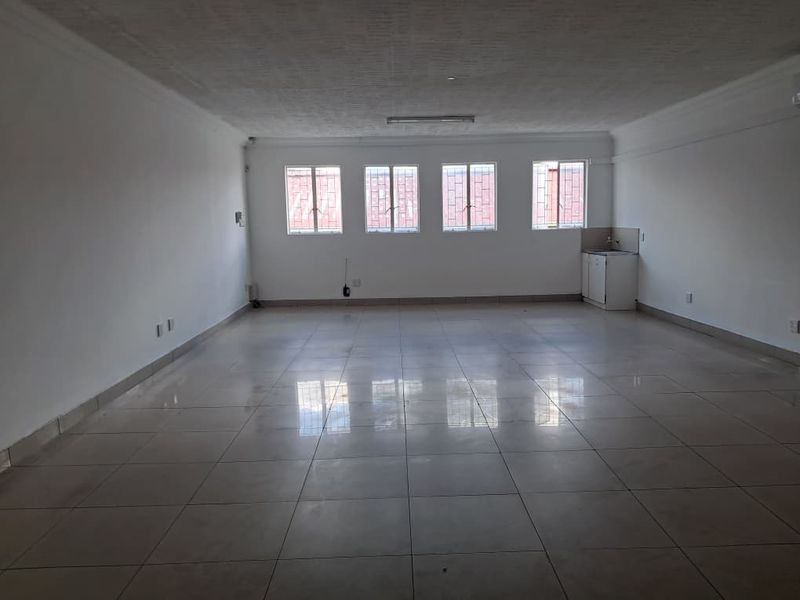 Office to let in Southern Industrial - Photo 4