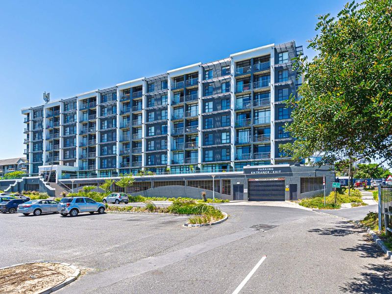 Breathtaking views from this magnificent 2 bed Apartment. - Photo 3