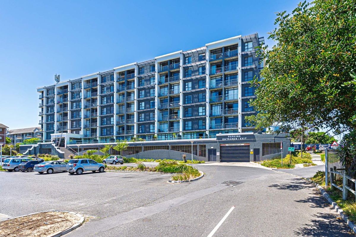 Breathtaking views from this magnificent 2 bed Apartment. - Photo 3