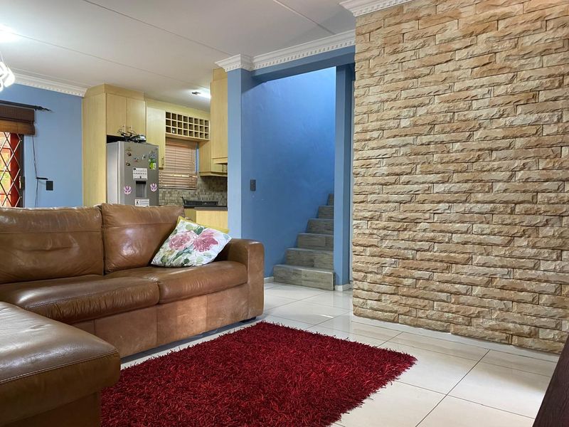 Stunning 4-Bedroom Duplex in Sought-After Bardale Village - Photo 3