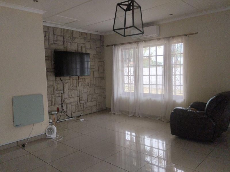 5 bedroom versatile home within walking distance of a Westville School. - Photo 6