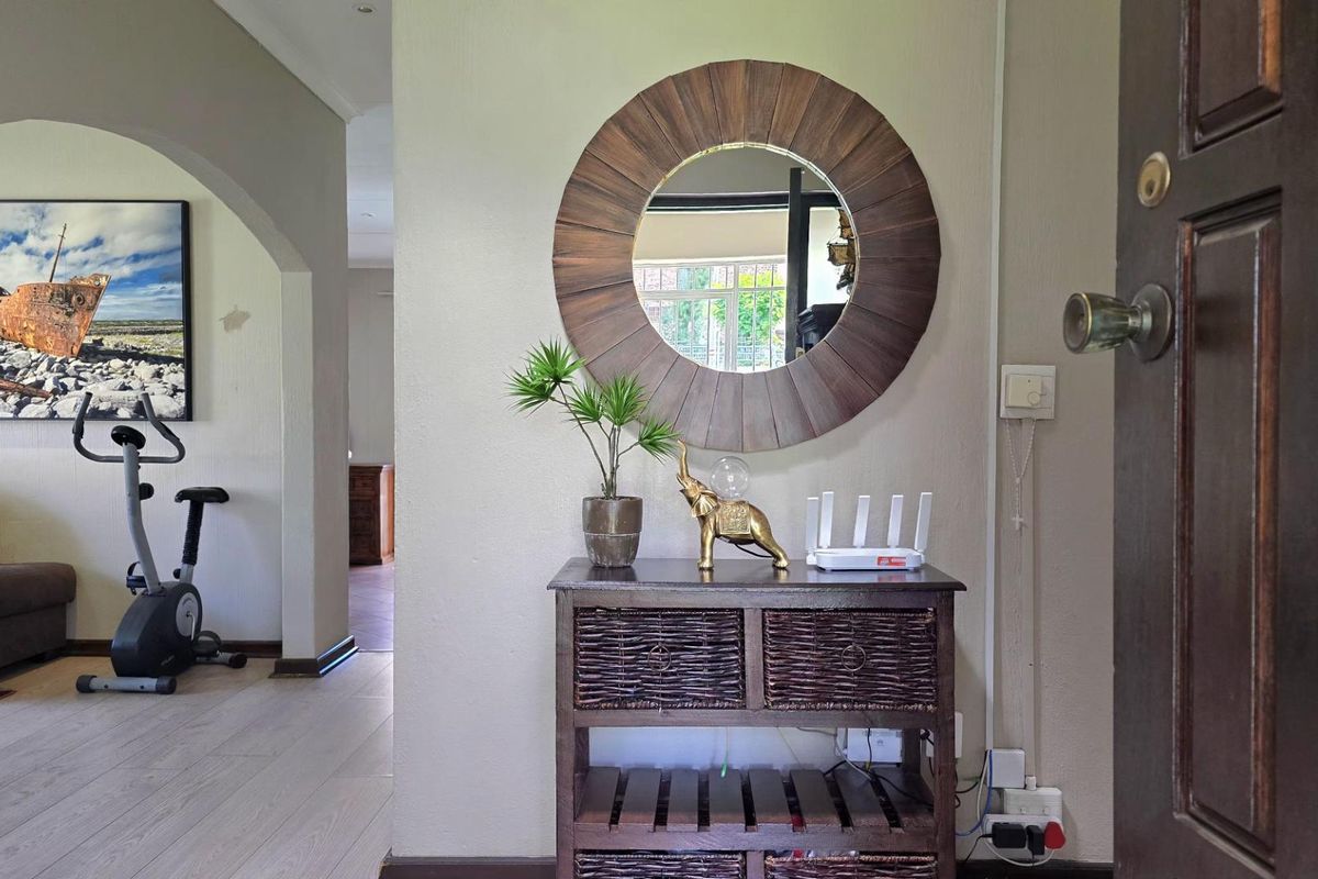 4 bedroom house for Sale in Brackendowns - Photo 2