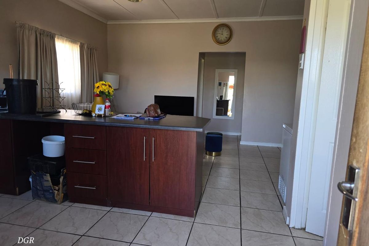 Charming 2-Bedroom Townhouse in Sought-After Diamant Park - Photo 4