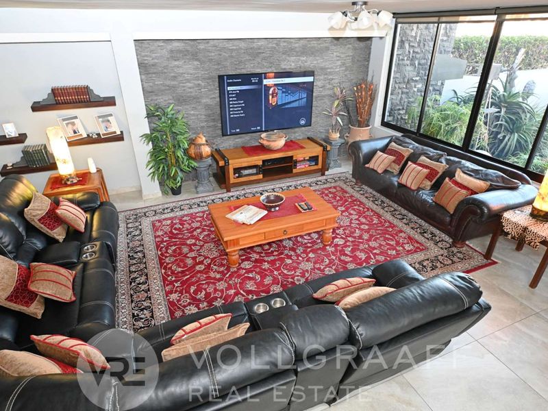 Coastal Luxury Living: Two homes and a flat on one erf - Photo 9