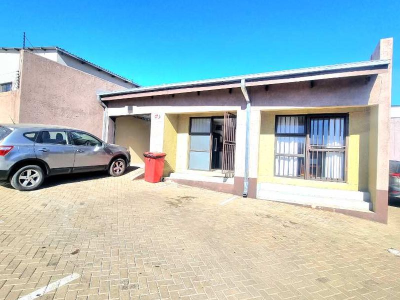 SPACIOUS TOWNHOUSE FOR SALE - Photo 2