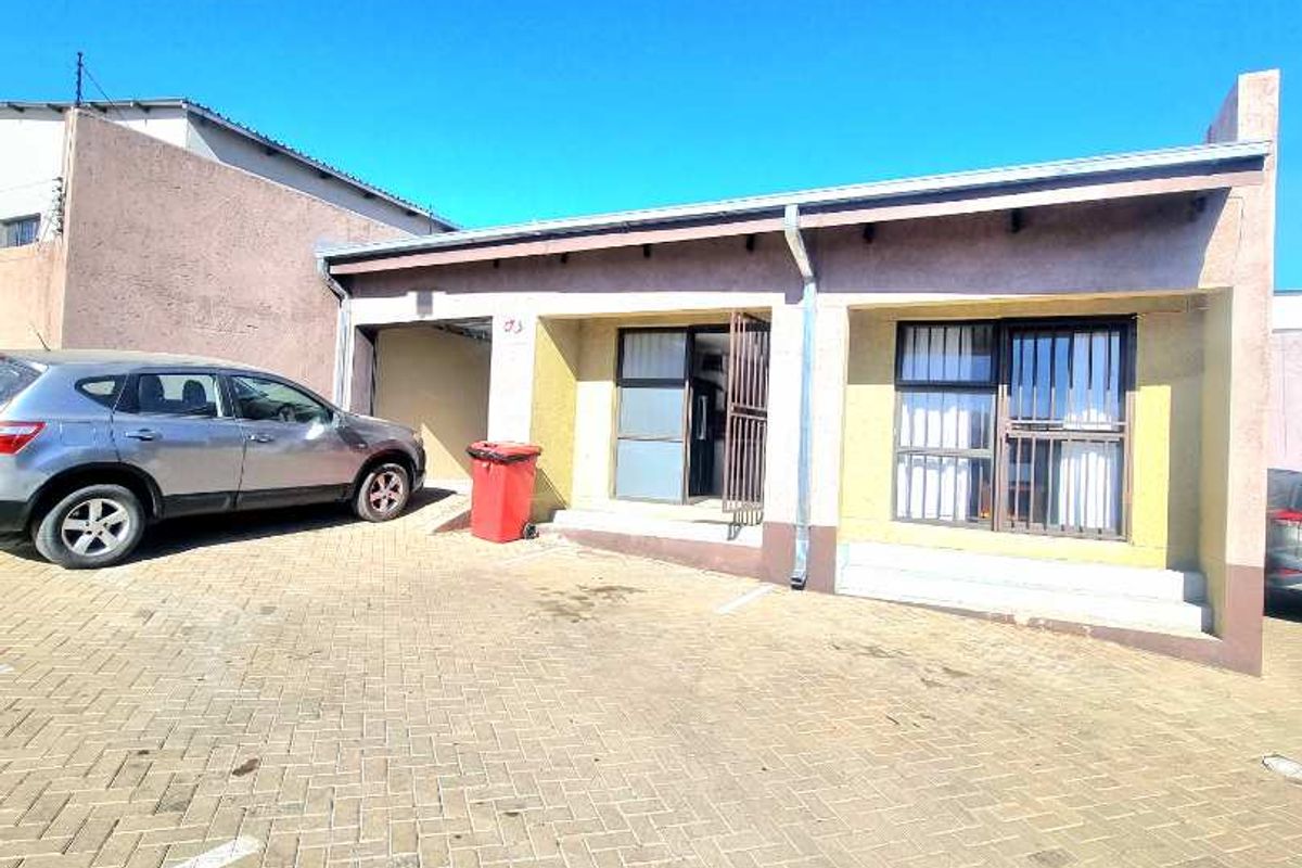 SPACIOUS TOWNHOUSE FOR SALE - Photo 2