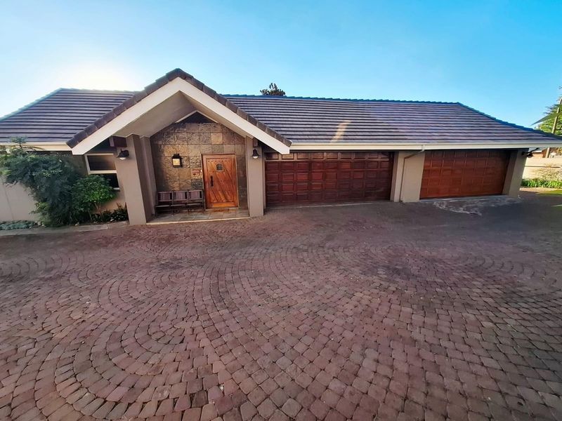 A Rare Gem on the Fairway - Exceptional Family Living with Direct Golf Course Access - Dual Mandate! - Photo 4