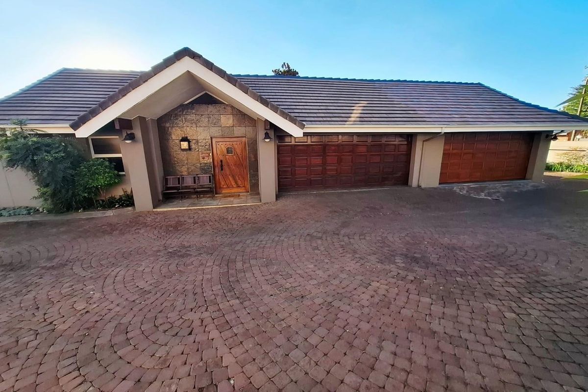 A Rare Gem on the Fairway - Exceptional Family Living with Direct Golf Course Access - Dual Mandate! - Photo 4