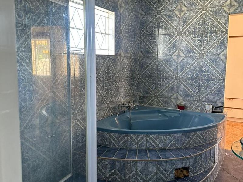 For sale Oshakati Live in Style: Elegant 6-Bedroom Home with Extras - Photo 3