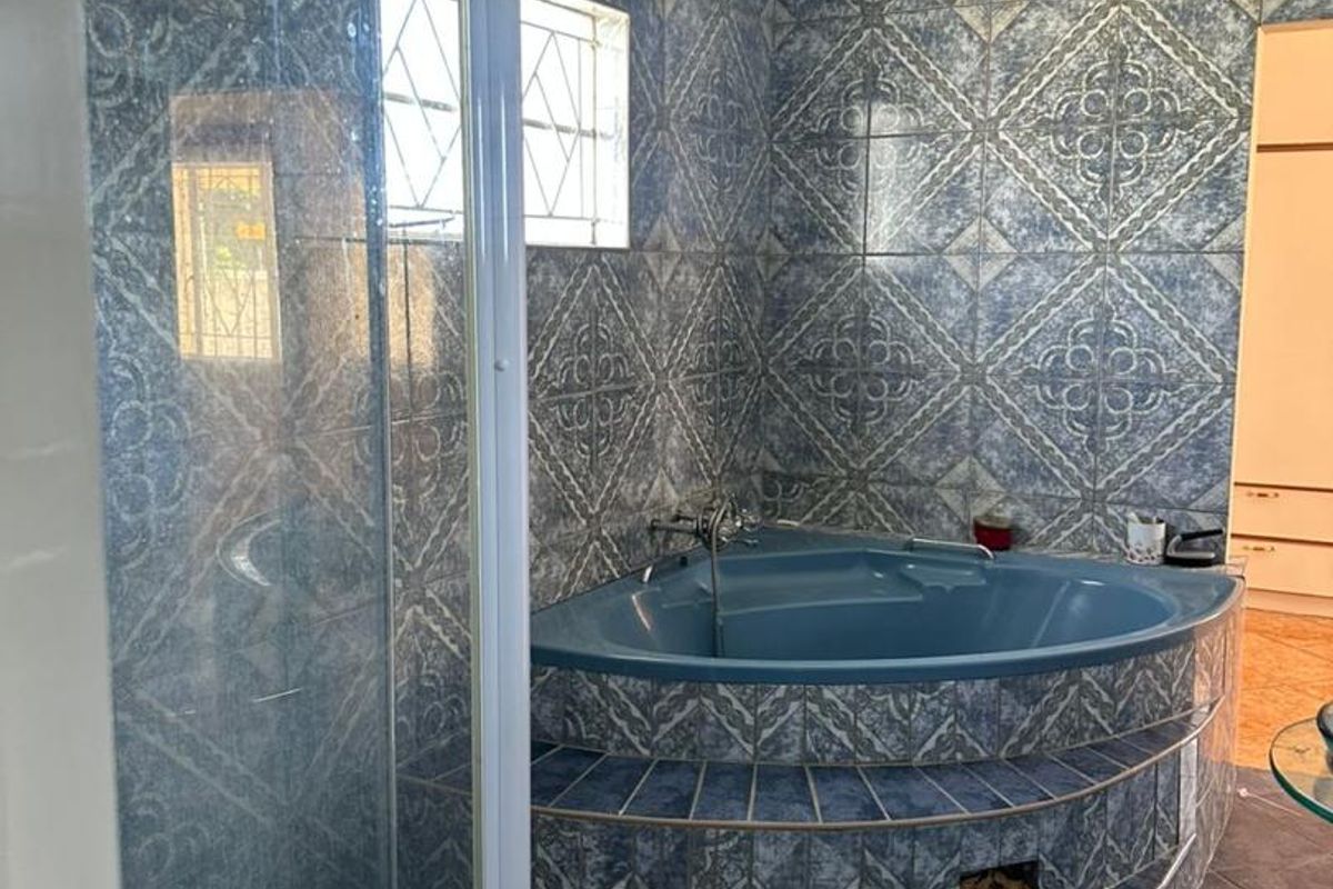 For sale Oshakati Live in Style: Elegant 6-Bedroom Home with Extras - Photo 3