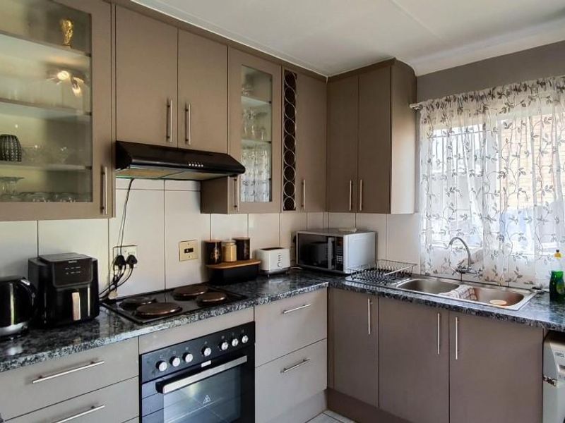 Priced to sell - Photo 2