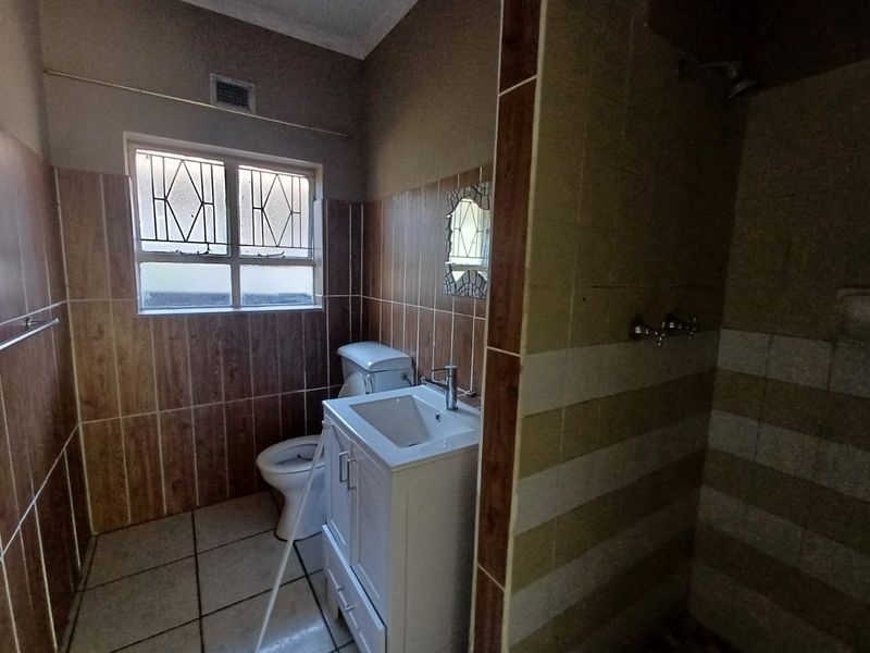 Spacious Three-Bedroom Home with Granny Flat, Pool, and Pet-Friendly Features in Arboretum - Photo 10