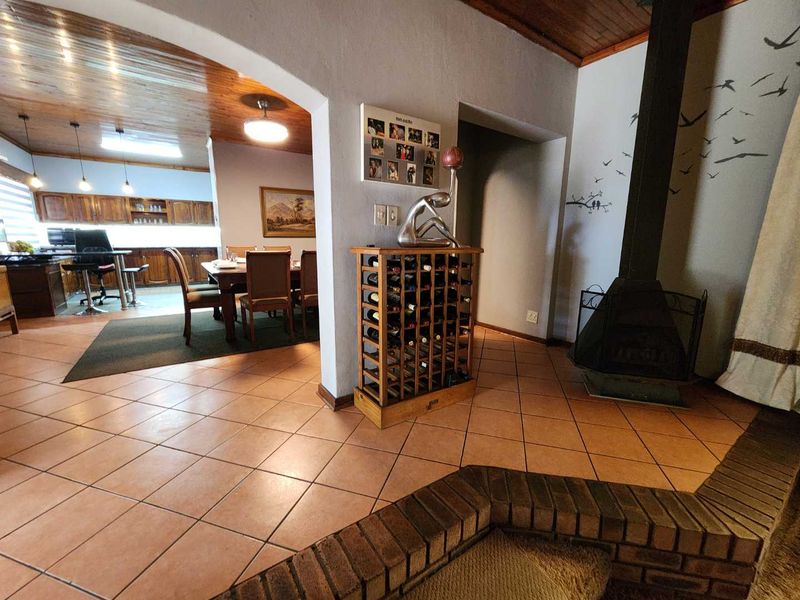 RARE AND HIGHLY DESIRABLE FAMILY HOME WITH FLAT, OFFICE, POOL & 10KVA SOLAR - Photo 6