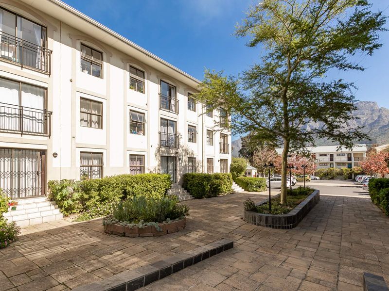 Studio Apartment in the heart of Rondebosch. - Photo 2