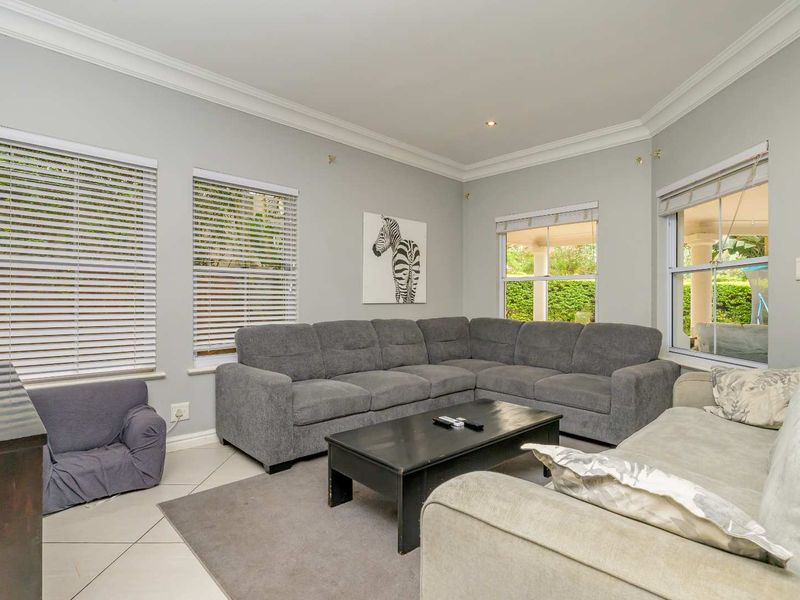 NEW ON MARKET. STUNNING 3 BED 2 BATH  HOME WITH LOFT EN SUITE - Photo 5