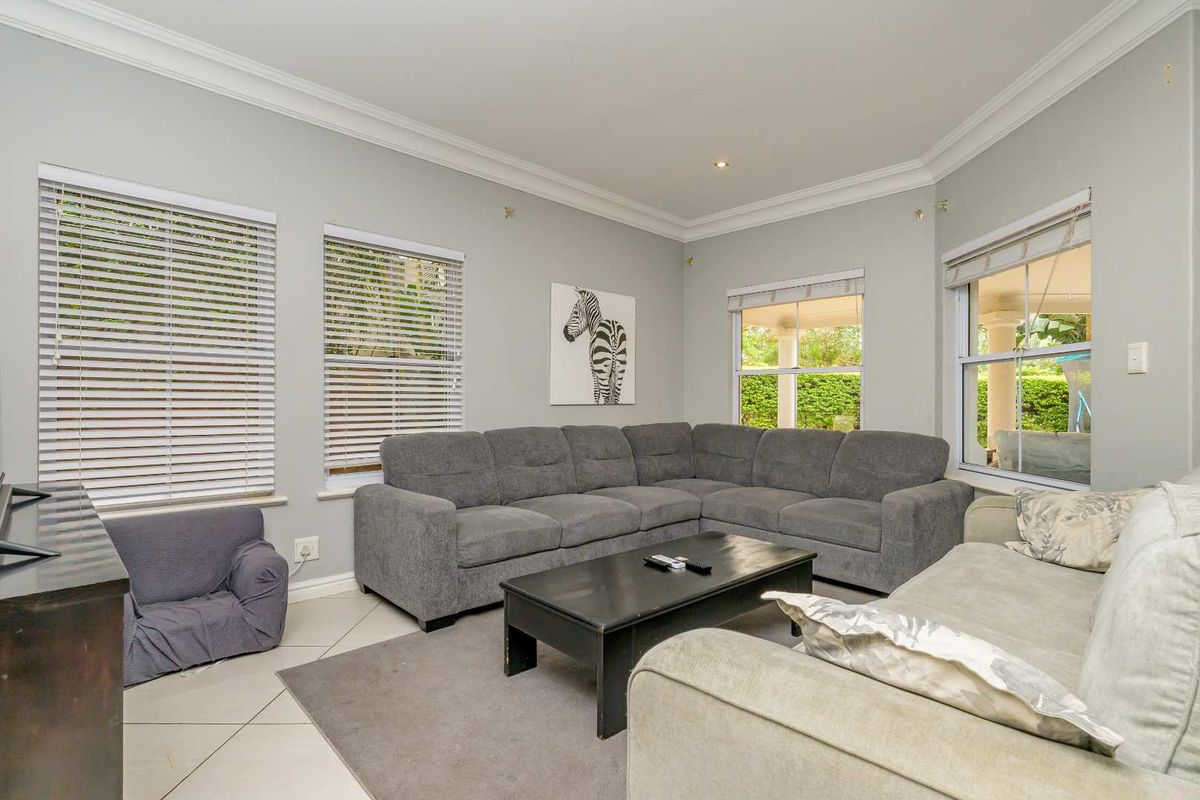 NEW ON MARKET. STUNNING 3 BED 2 BATH  HOME WITH LOFT EN SUITE - Photo 5