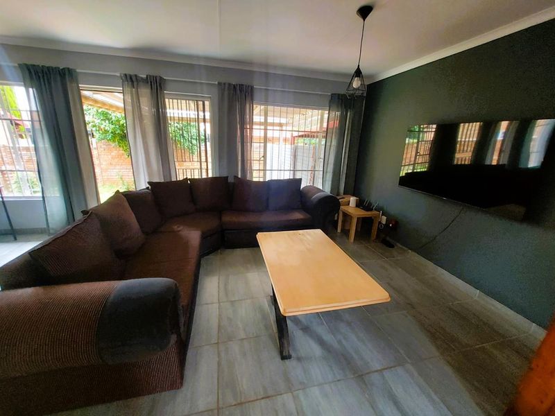 Modern 2-Bedroom Townhouse in Garsfontein – Secure Estate Living - Photo 7