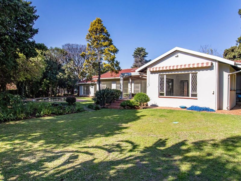 Spacious 4 Bedroom Family Home with Exceptional Living Areas in Fairland - Photo 3