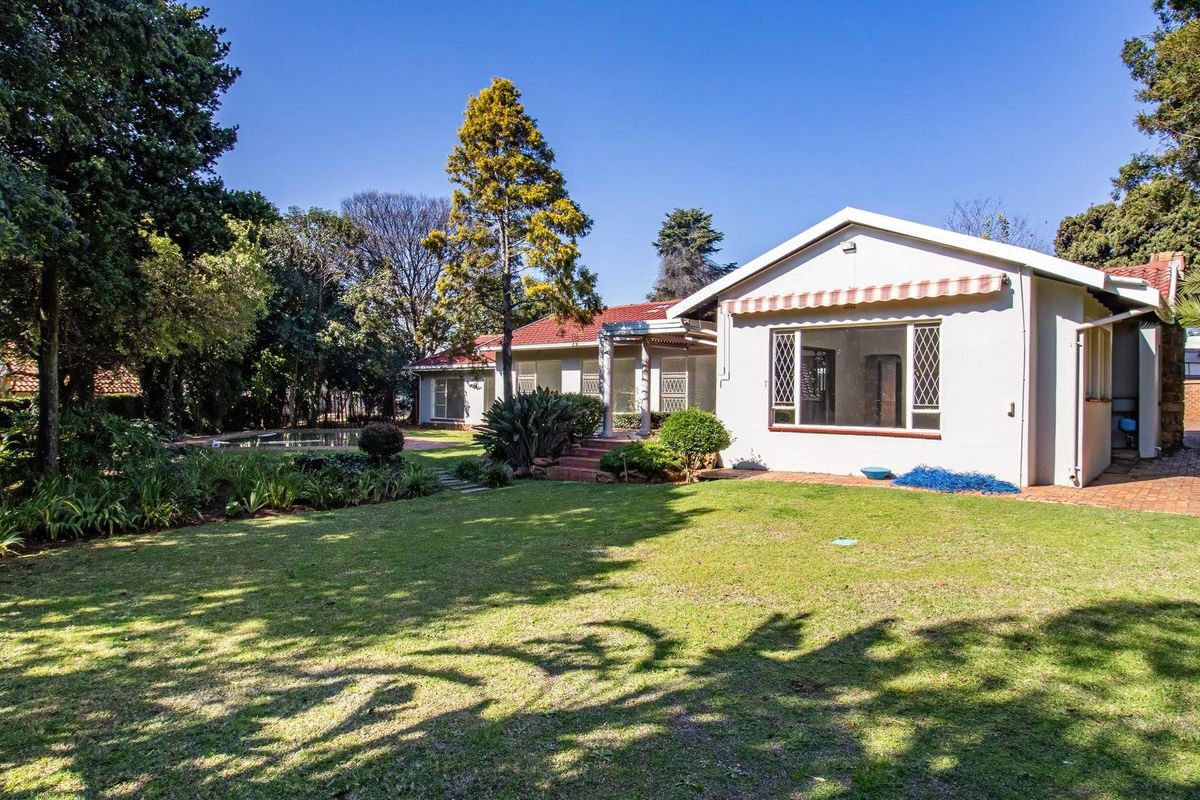 Spacious 4 Bedroom Family Home with Exceptional Living Areas in Fairland - Photo 3
