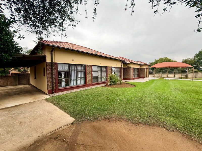 3 bedroom house for sale in good area of Vryheid - Photo 3