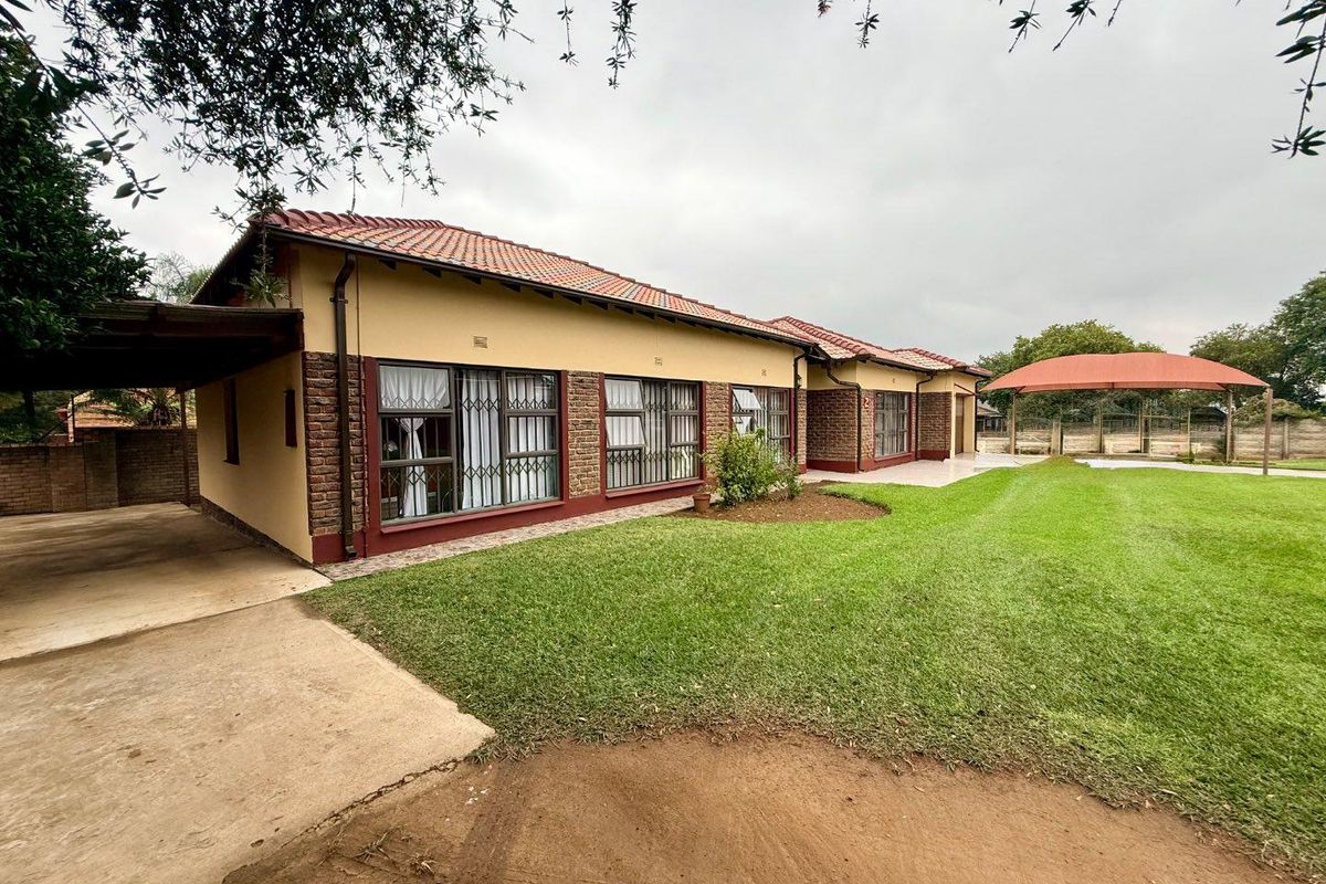 3 bedroom house for sale in good area of Vryheid - Photo 3
