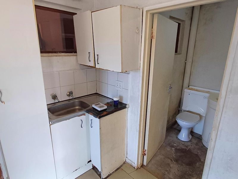 Ready to upgrade 2 bedroom ground floor apartment - Photo 9
