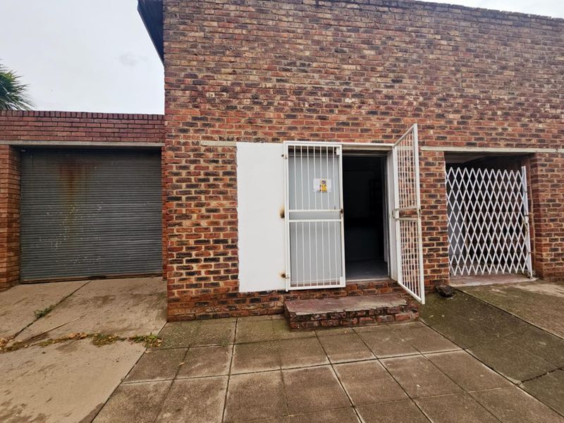 **Prime Commercial Property for Sale: Endless Opportunities Await** - Photo 2