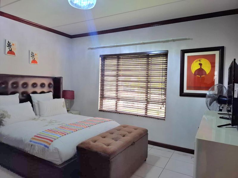 Live in the centre of it all- before it's all gone - Photo 10