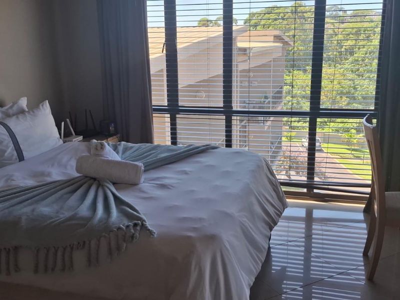 Spacious 3 Bedroom Flat with Sea Views - Photo 7