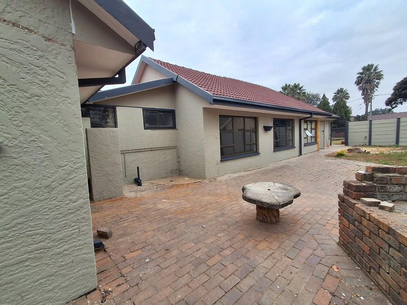 Bargain Alert! Brand-New Renovated Family Home at an Unbeatable Price in Risiville - Photo 1