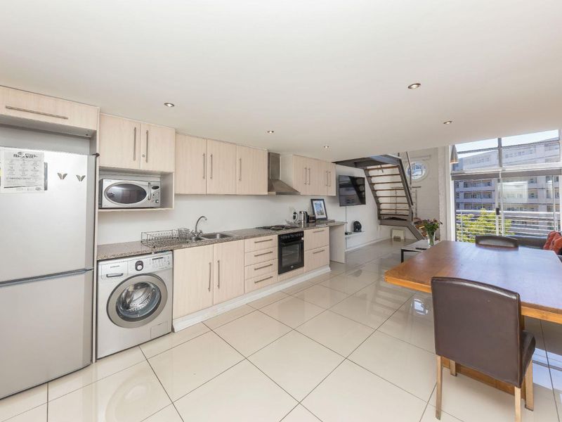 Sunny, Airbnb-Friendly Double-Volume Loft with Undercover Parking - Photo 3