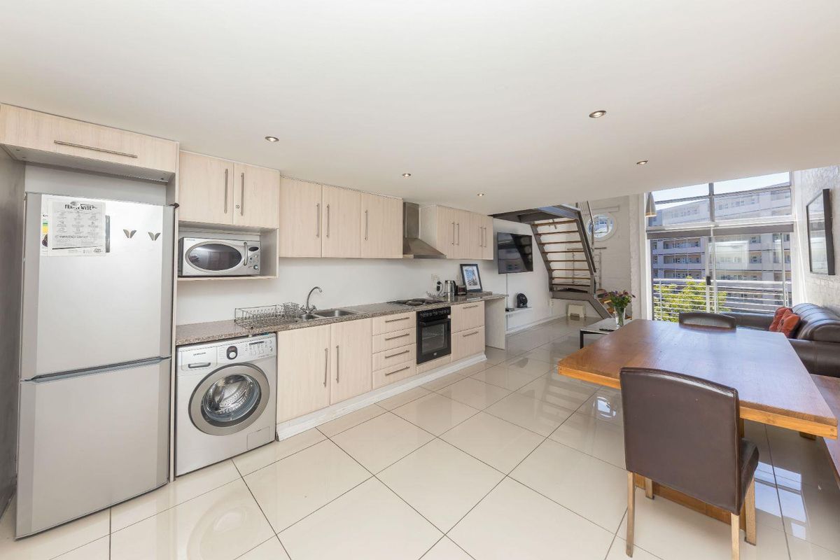 Sunny, Airbnb-Friendly Double-Volume Loft with Undercover Parking - Photo 3