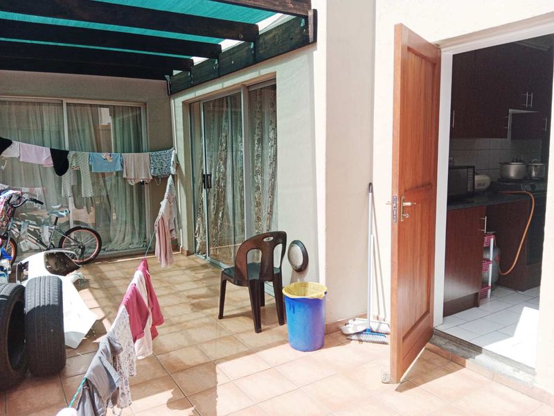 Charming 2-Bedroom Apartment in Secure 24-Hour Security Complex - Photo 8