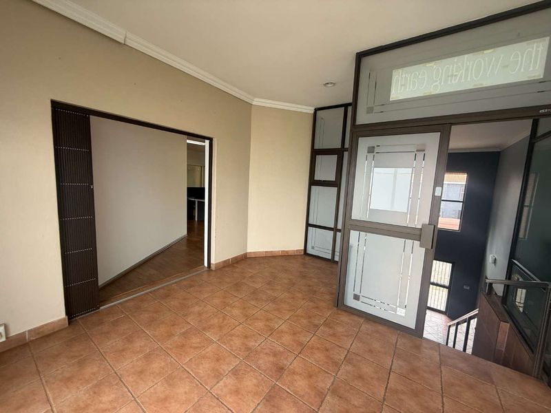 Prime First Floor Office Space To Let – Exceptional Location Next to Hillfox - Photo 5
