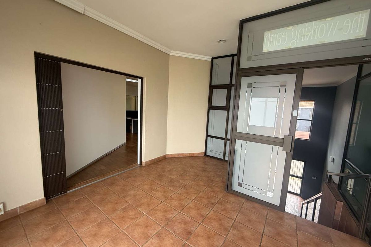 Prime First Floor Office Space To Let – Exceptional Location Next to Hillfox - Photo 5